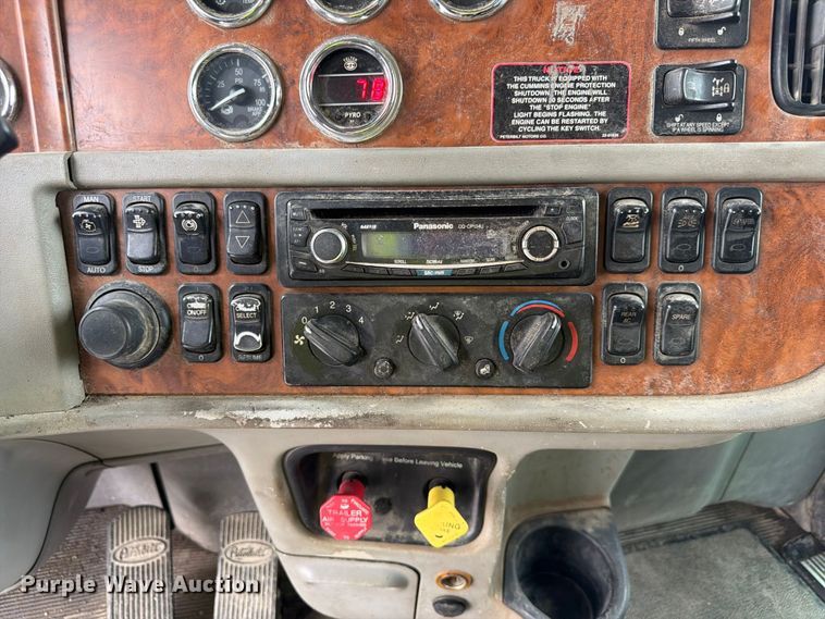 image for item YA3807 2008 Peterbilt 389 semi truck