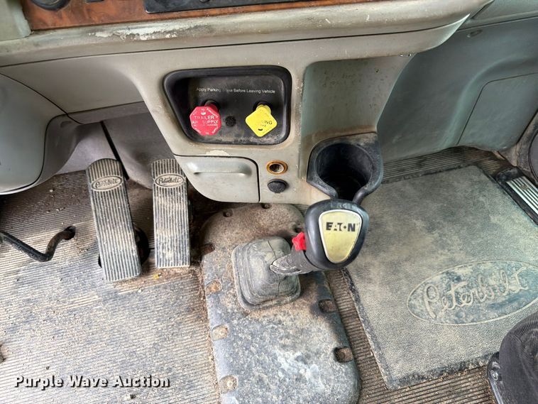 image for item YA3807 2008 Peterbilt 389 semi truck