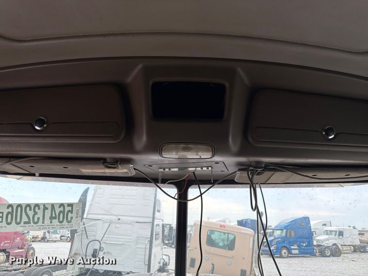 image for item YA3807 2008 Peterbilt 389 semi truck