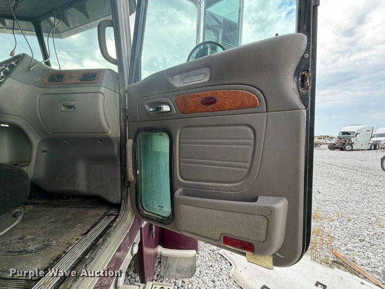 image for item YA3807 2008 Peterbilt 389 semi truck