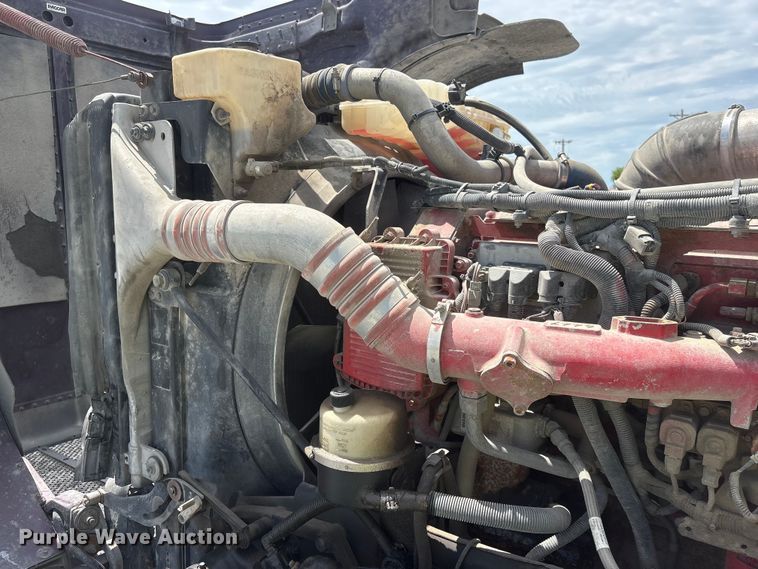 image for item YA3807 2008 Peterbilt 389 semi truck