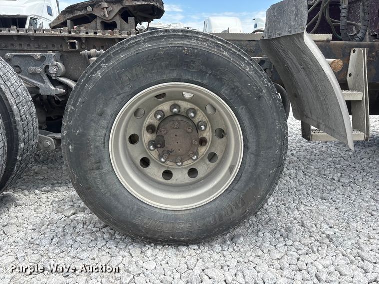 image for item YA3807 2008 Peterbilt 389 semi truck