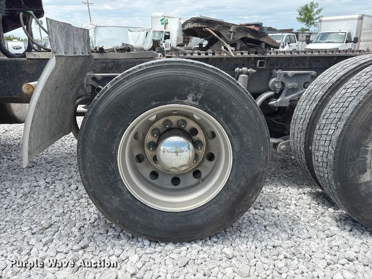 image for item YA3807 2008 Peterbilt 389 semi truck