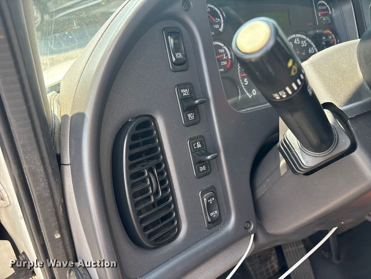 image for item YA3925 2020 Freightliner Business Class M2 box truck