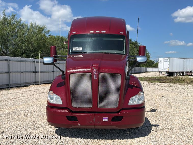 image for item YA3982 2019 Kenworth T680 semi truck