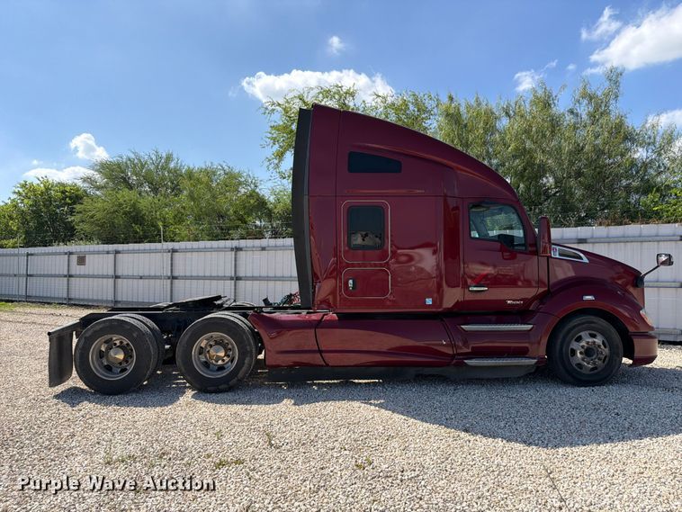 image for item YA3982 2019 Kenworth T680 semi truck