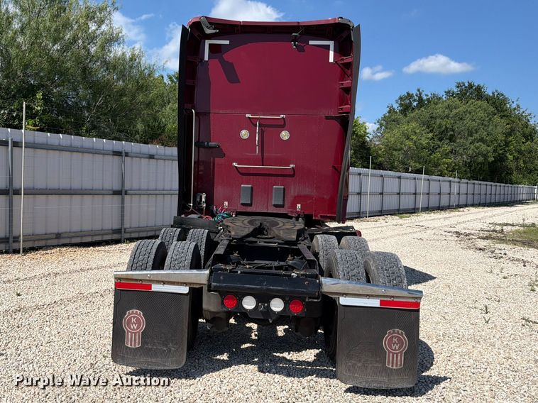 image for item YA3982 2019 Kenworth T680 semi truck