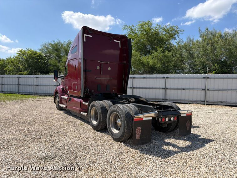 image for item YA3982 2019 Kenworth T680 semi truck