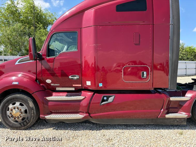 image for item YA3982 2019 Kenworth T680 semi truck