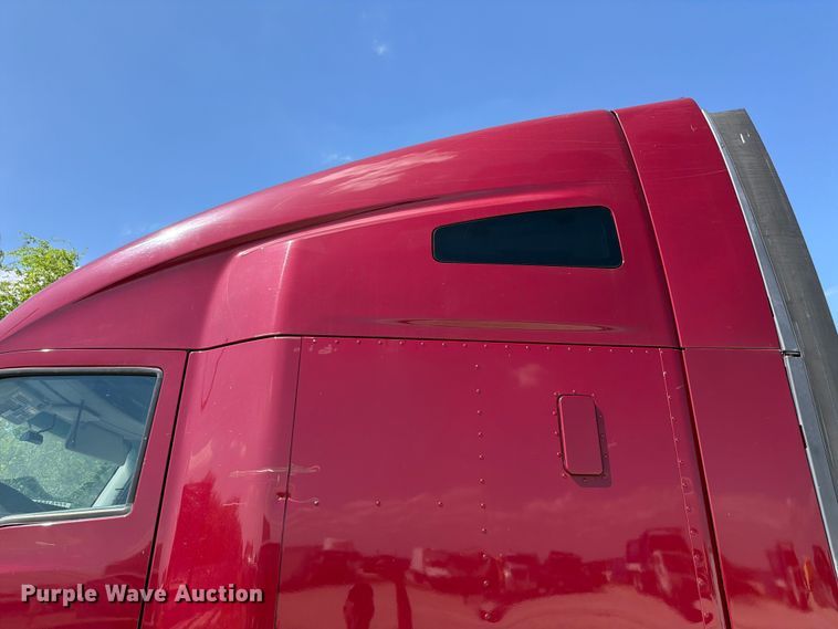 image for item YA3982 2019 Kenworth T680 semi truck