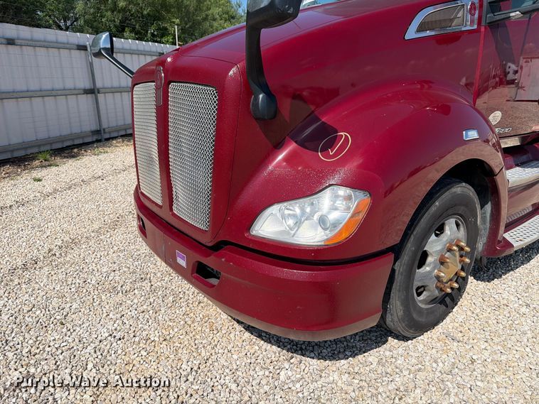 image for item YA3982 2019 Kenworth T680 semi truck