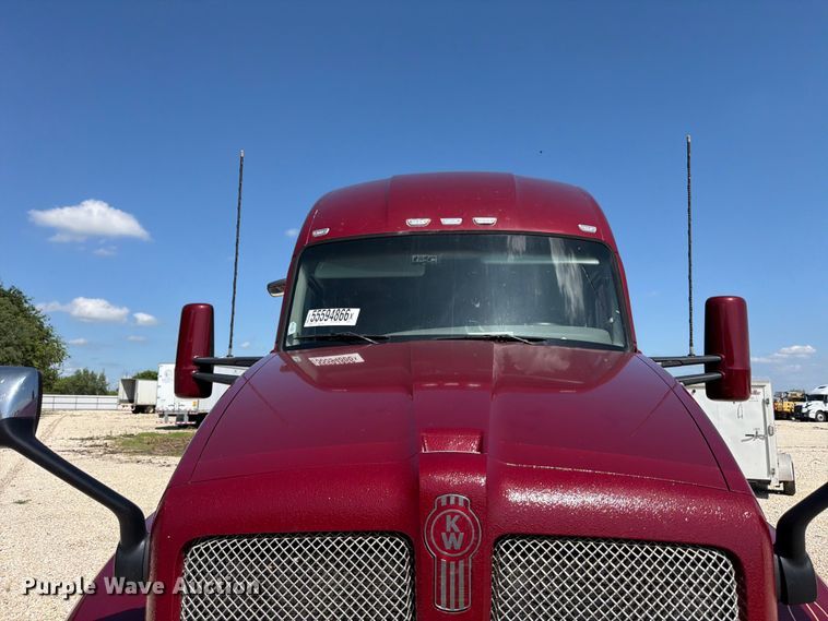 image for item YA3982 2019 Kenworth T680 semi truck