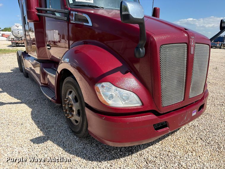 image for item YA3982 2019 Kenworth T680 semi truck