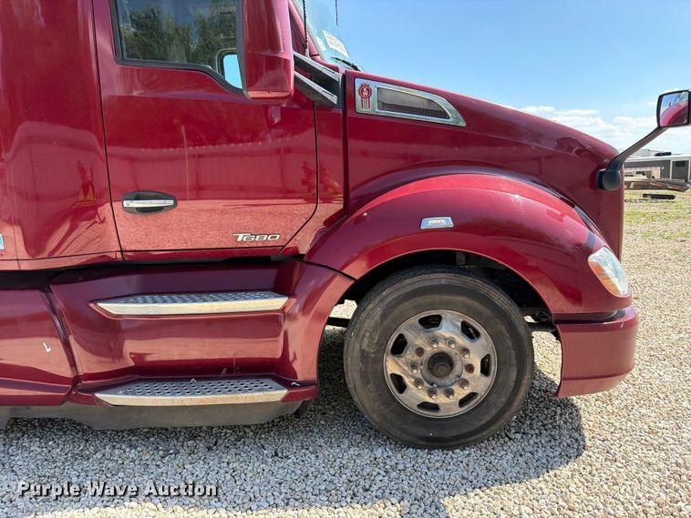 image for item YA3982 2019 Kenworth T680 semi truck