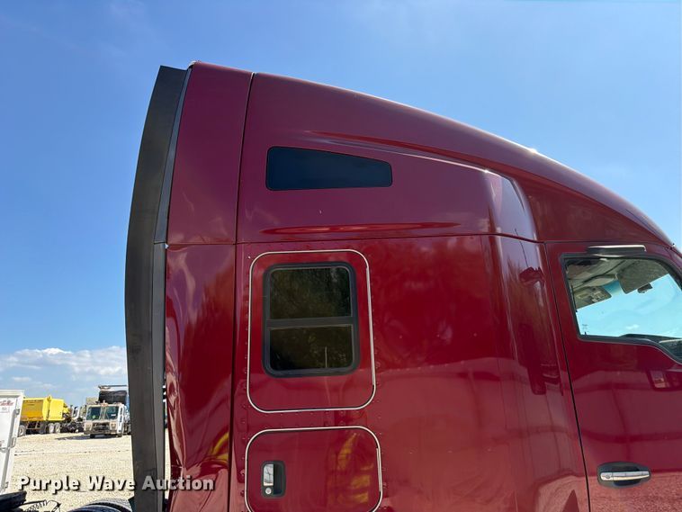 image for item YA3982 2019 Kenworth T680 semi truck