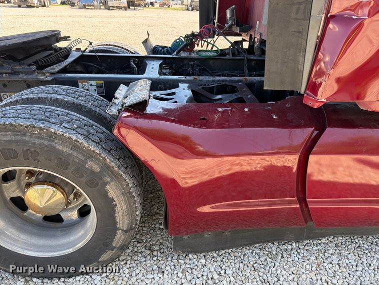 image for item YA3982 2019 Kenworth T680 semi truck