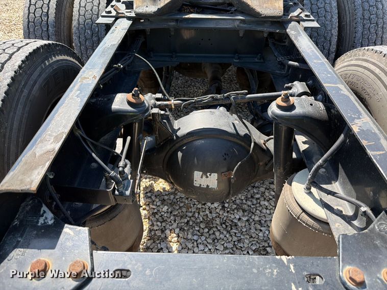 image for item YA3982 2019 Kenworth T680 semi truck