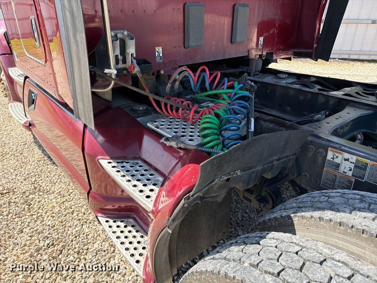 image for item YA3982 2019 Kenworth T680 semi truck