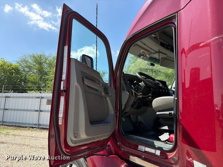 image for item YA3982 2019 Kenworth T680 semi truck
