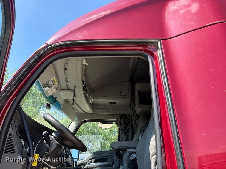 image for item YA3982 2019 Kenworth T680 semi truck