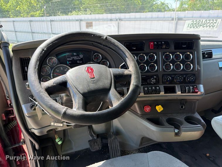 image for item YA3982 2019 Kenworth T680 semi truck