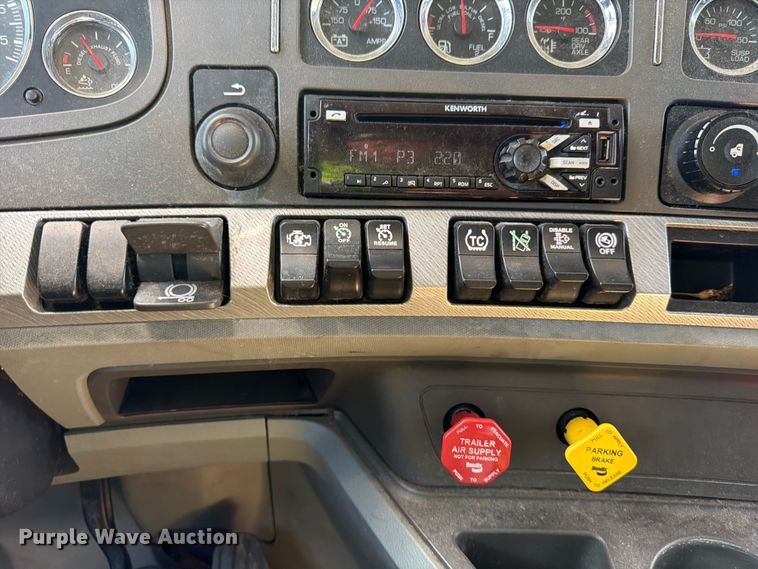 image for item YA3982 2019 Kenworth T680 semi truck