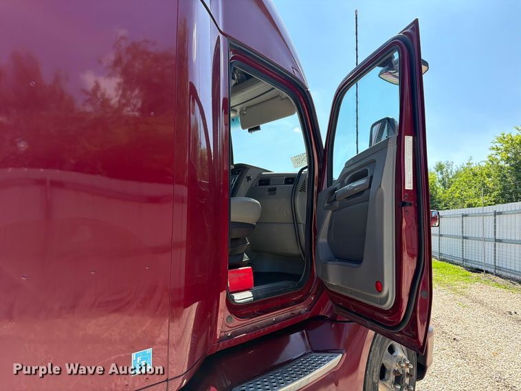 image for item YA3982 2019 Kenworth T680 semi truck