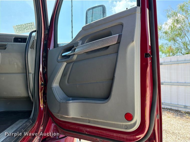image for item YA3982 2019 Kenworth T680 semi truck