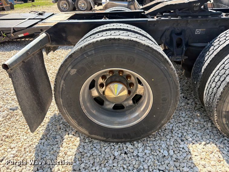 image for item YA3982 2019 Kenworth T680 semi truck