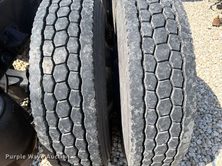 image for item YA3982 2019 Kenworth T680 semi truck