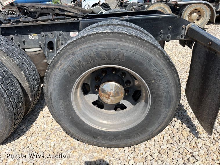 image for item YA3982 2019 Kenworth T680 semi truck
