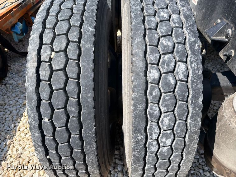 image for item YA3982 2019 Kenworth T680 semi truck