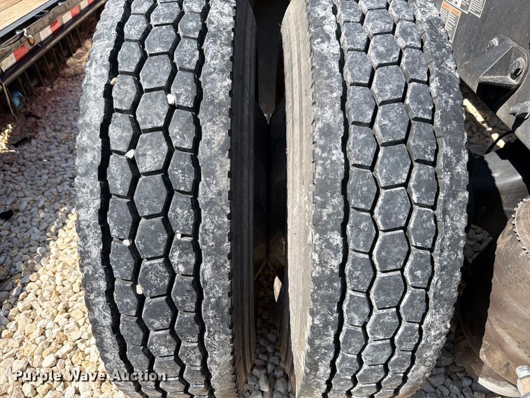 image for item YA3982 2019 Kenworth T680 semi truck