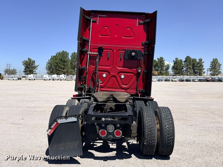 image for item YA4020 2021 Freightliner Cascadia 126 semi truck