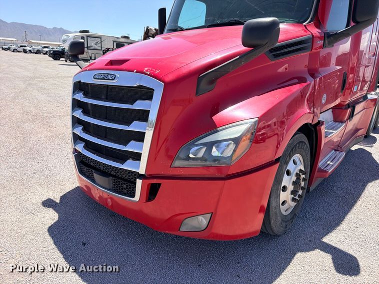 image for item YA4020 2021 Freightliner Cascadia 126 semi truck