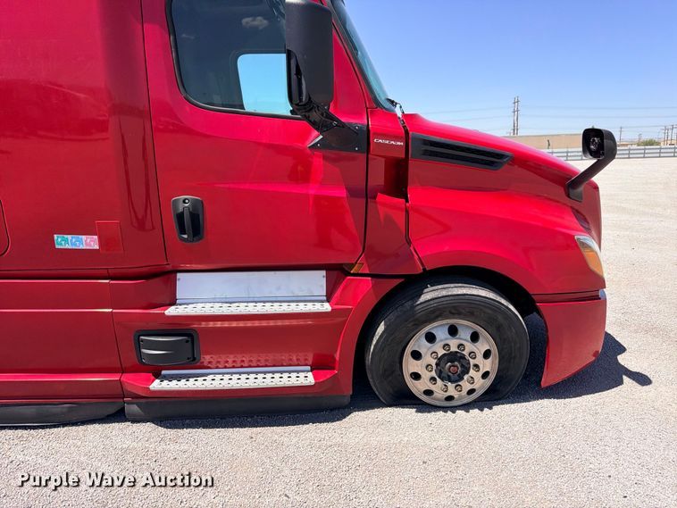 image for item YA4020 2021 Freightliner Cascadia 126 semi truck