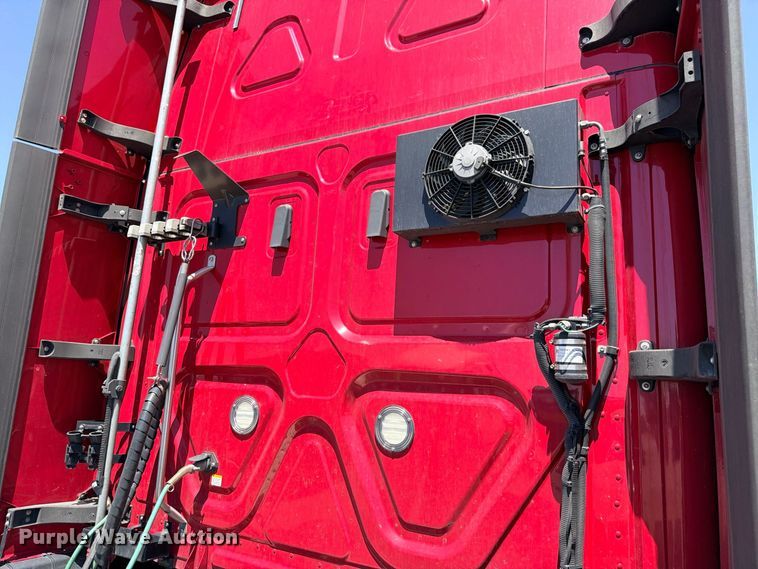 image for item YA4020 2021 Freightliner Cascadia 126 semi truck