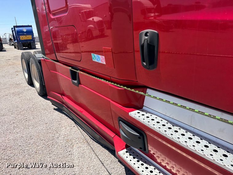 image for item YA4020 2021 Freightliner Cascadia 126 semi truck