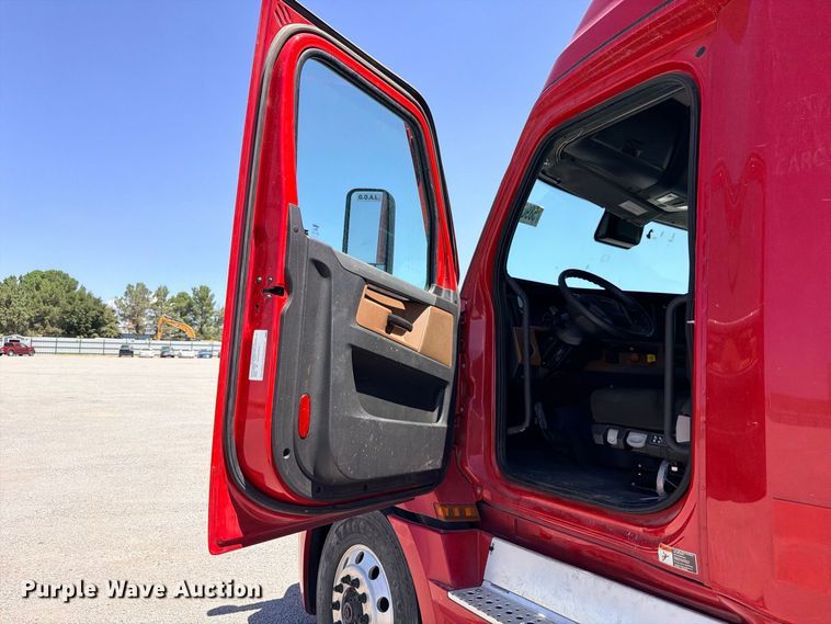 image for item YA4020 2021 Freightliner Cascadia 126 semi truck