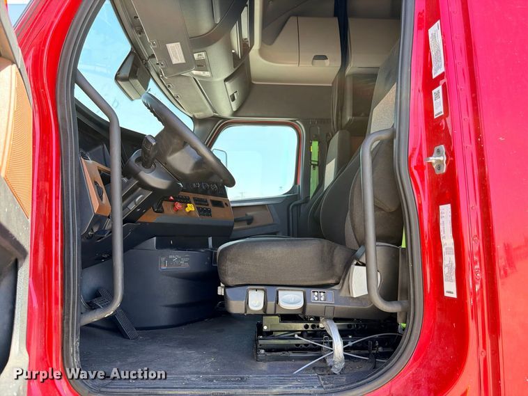 image for item YA4020 2021 Freightliner Cascadia 126 semi truck