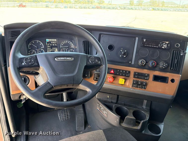 image for item YA4020 2021 Freightliner Cascadia 126 semi truck