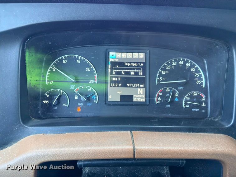 image for item YA4020 2021 Freightliner Cascadia 126 semi truck