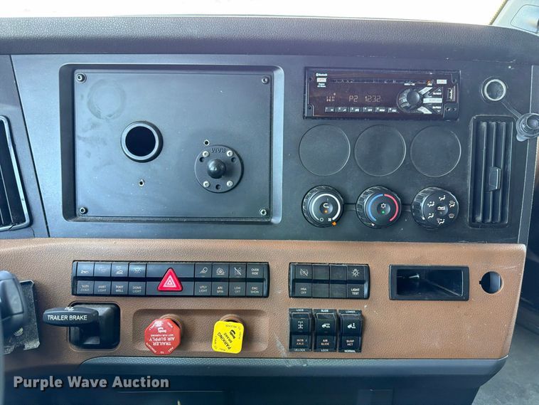 image for item YA4020 2021 Freightliner Cascadia 126 semi truck