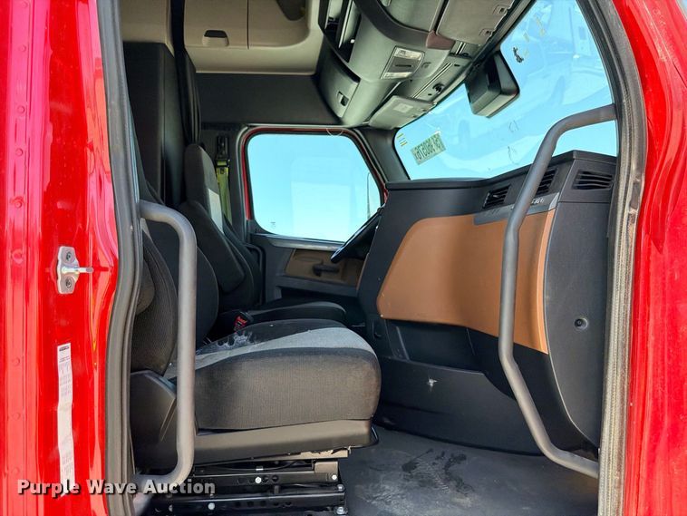 image for item YA4020 2021 Freightliner Cascadia 126 semi truck