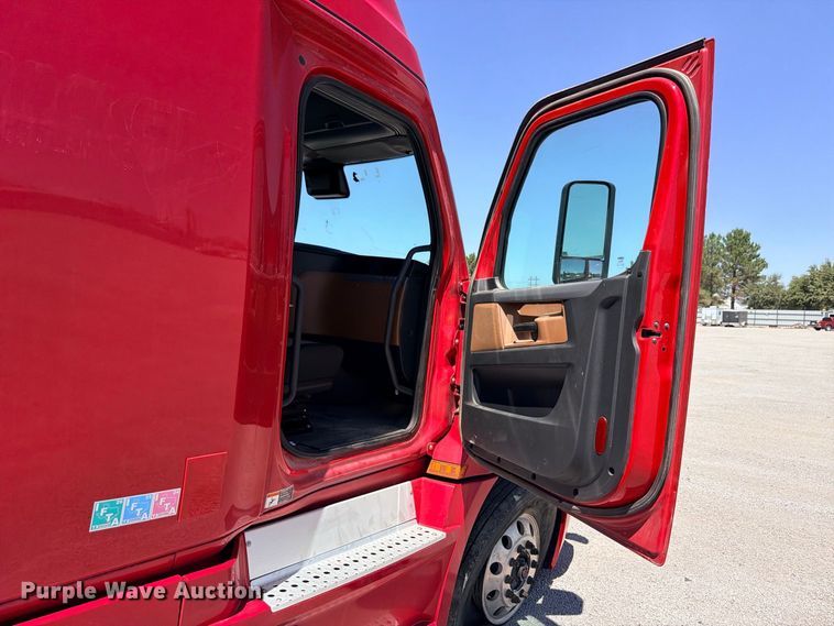 image for item YA4020 2021 Freightliner Cascadia 126 semi truck