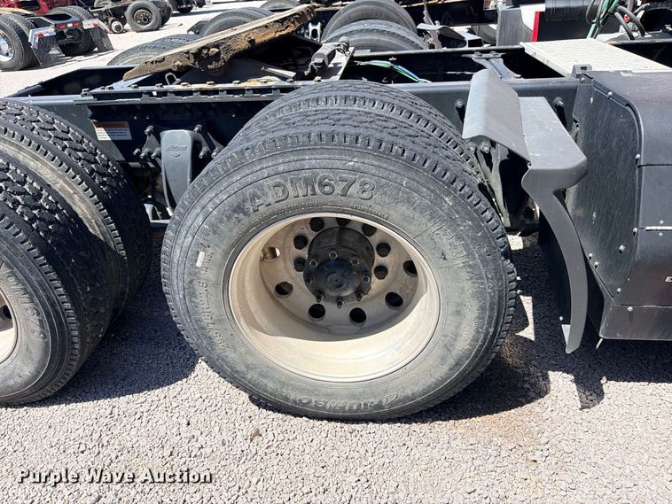 image for item YA4020 2021 Freightliner Cascadia 126 semi truck