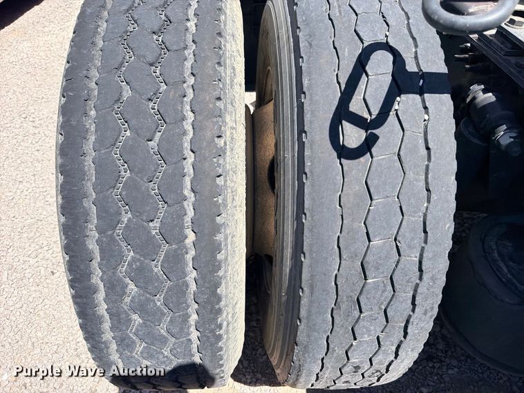 image for item YA4020 2021 Freightliner Cascadia 126 semi truck
