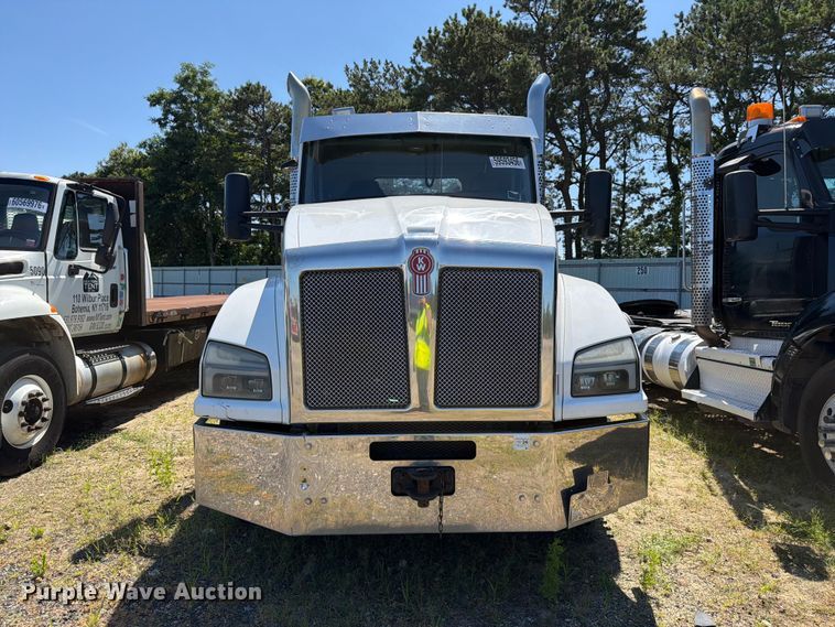 image for item YA4066 2018 Kenworth T880 semi truck