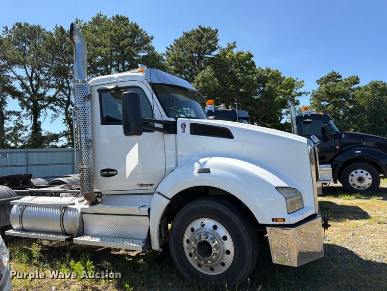 image for item YA4066 2018 Kenworth T880 semi truck