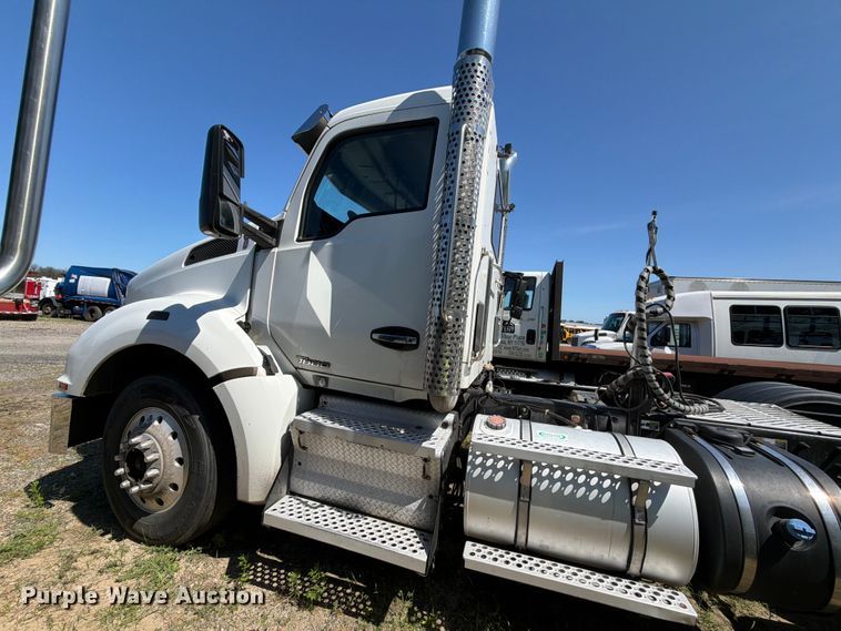 image for item YA4066 2018 Kenworth T880 semi truck